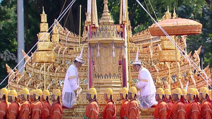 อัญเชิญพระโกศขึ้นสู่บุษบกพระมหาพิชัยราชรถ ก่อนเคลื่อนริ้วขบวนพระบรมราชอิสริยยศริ้วที่ 2
