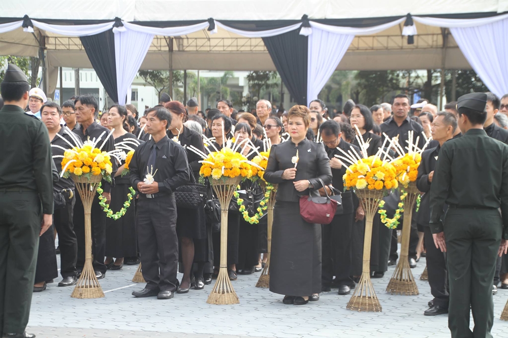 ชาวลำปาง 3 หมื่นคน เข้าร่วมพิธีวางดอกไม้จันทน์ จังหวัดจัดรถรับส่งฟรี
