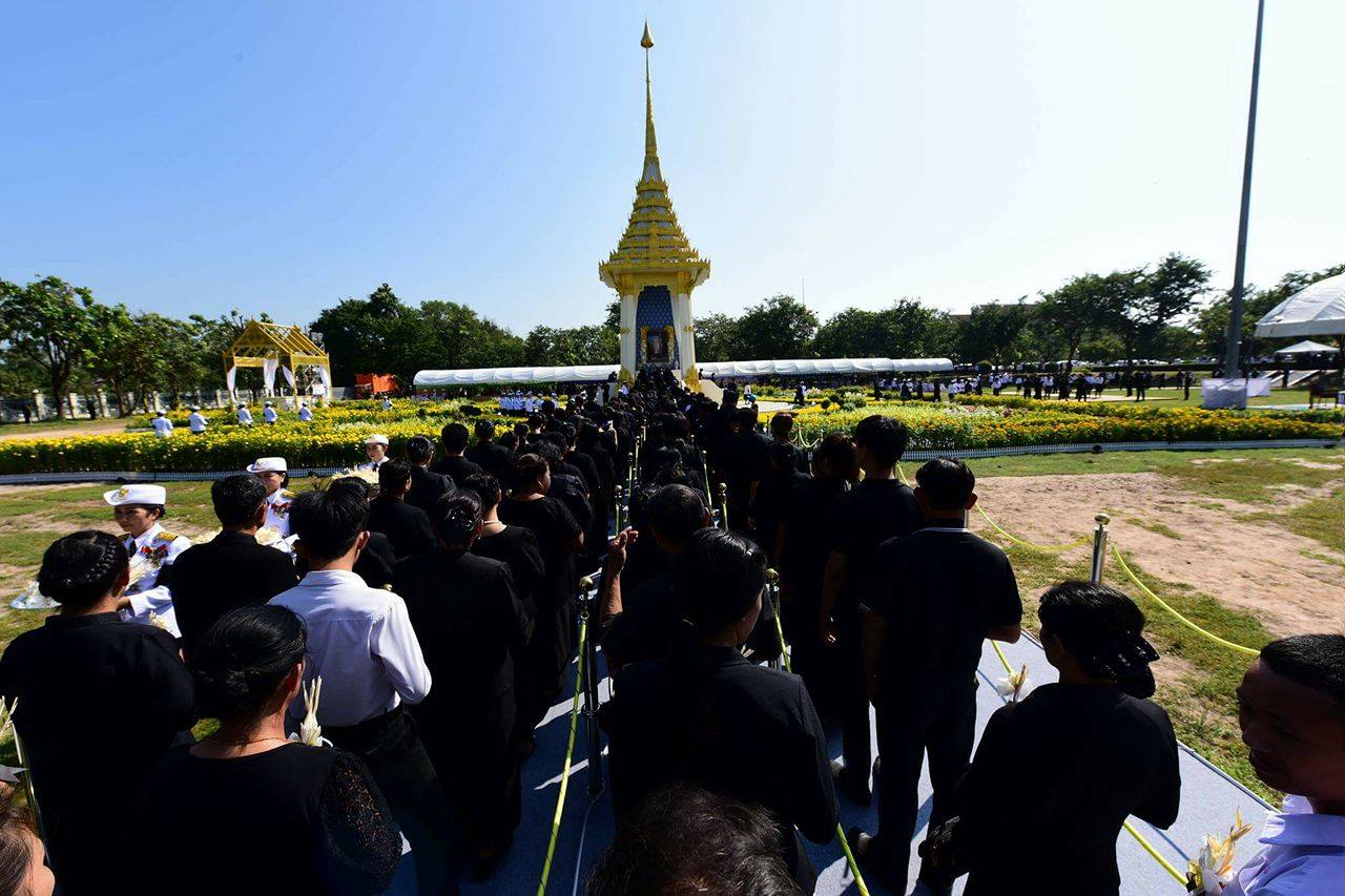 พสกนิกรชาวมหาสารคามกว่า 2 หมื่นคน ร่วมพิธีถวายดอกไม้จันทน์