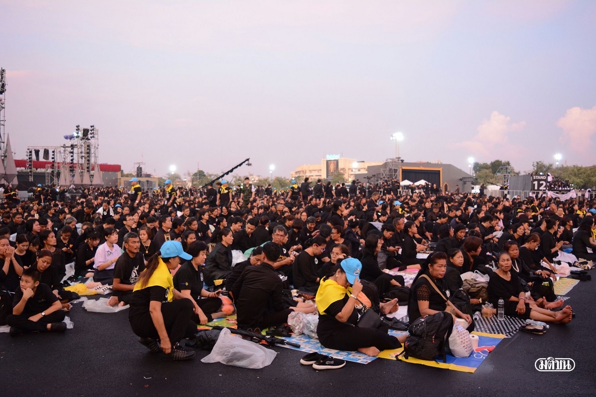 จนท.เปิดให้ปชช. เข้ามาในพื้นที่สนามหลวงด้านในเพื่อชมมหรสพเเล้ว