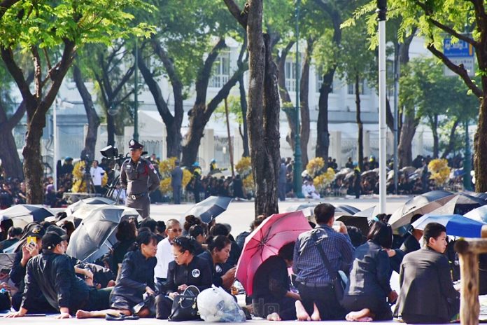แจ้งปิด 27เส้นทางรอบสนามหลวงต่อเนื่อง ปชช.ปักหลักรอชมพระราชพิธีเก็บพระบรมอัฐิ