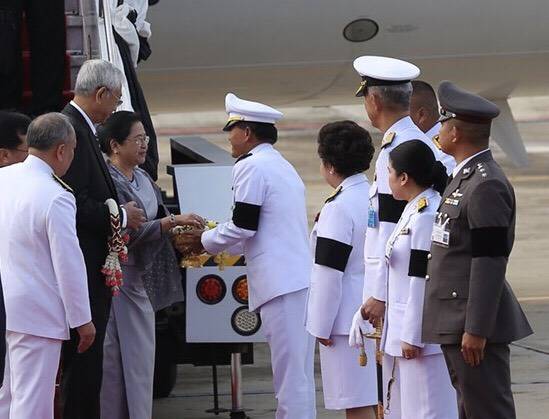 “ประธานาธิบดีเเห่งสาธารณรัฐเเห่งสหภาพเมียนมา-ภริยา” ถึงไทยร่วมพิธีถวายพระเพลิงฯ ในหลวง ร.9
