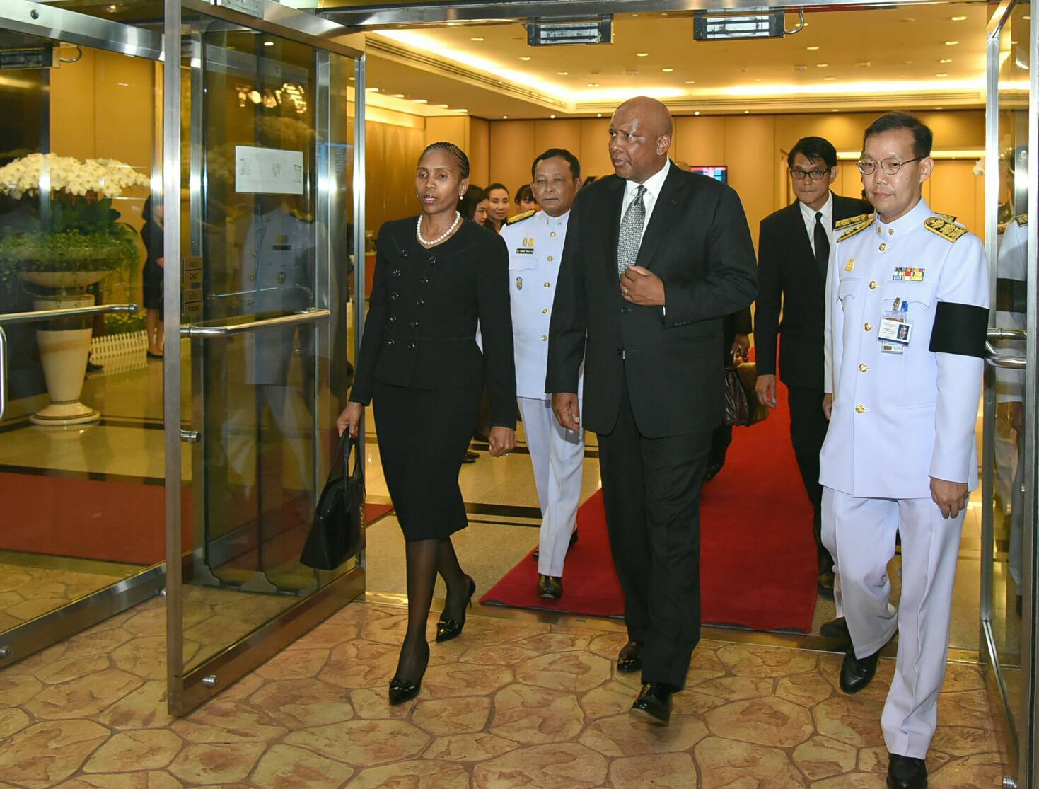 กษัตริย์-ราชินีแห่งราชอาณาจักรเลโซโท เสด็จถึงไทย ร่วมพิธีถวายพระเพลิงฯ ในหลวงร.9