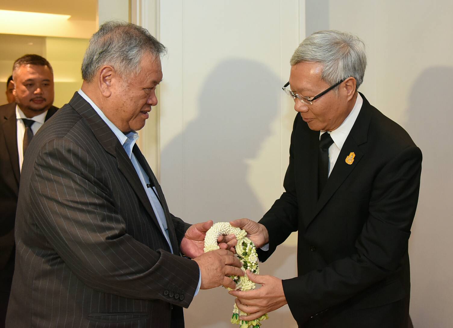 รัฐมนตรีประจำสำนักนายกฯบรูไนดารุสซาลาม เดินทางถึงไทย ร่วมพิธีถวายพระเพลิงฯในหลวง ร.9