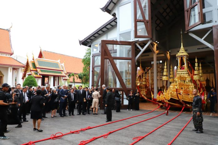 คณะทูตานุทูต 65 ประเทศชมการก่อสร้างพระเมรุมาศ-ราชรถ