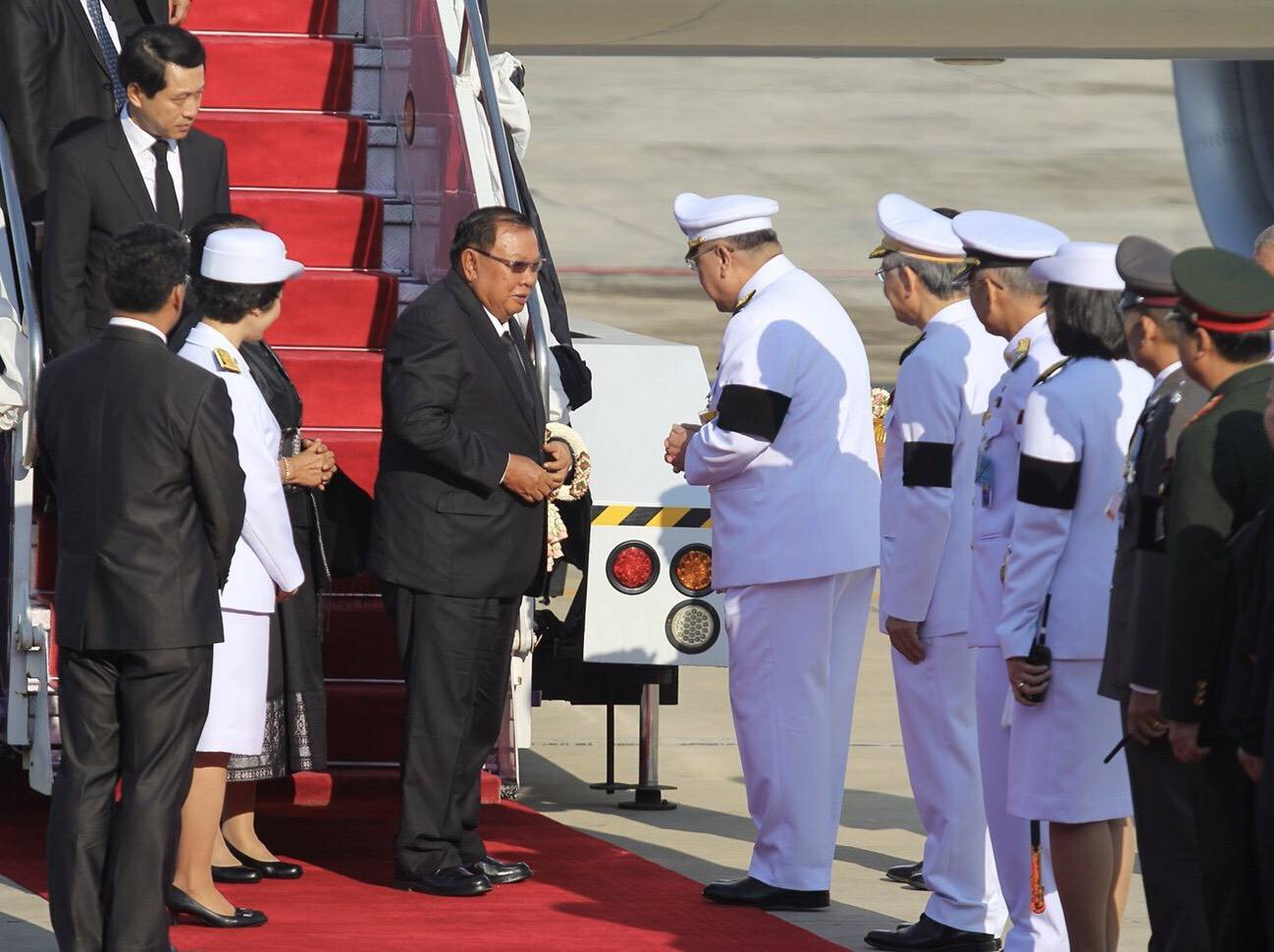 ประธานประเทศแห่งสปป.ลาว เดินทางถึงไทย ร่วมพระราชพิธีถวายพระเพลิงฯ ร.9