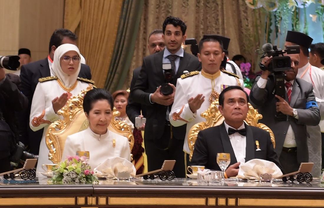 นายกฯร่วมรับประทานอาหาร ที่ กษัตริย์ฮัสซานัล โบลเกียห์ พระราชทานเลี้ยง