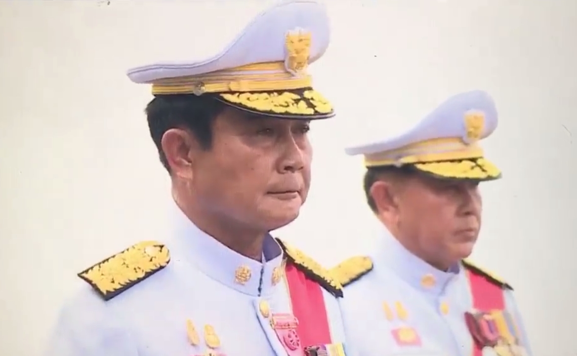 “บิ๊กตู่” สะอื้น กลั้นน้ำตา ระหว่างเดินตามริ้วขบวนพระบรมราชอิสริยยศ (คลิป)