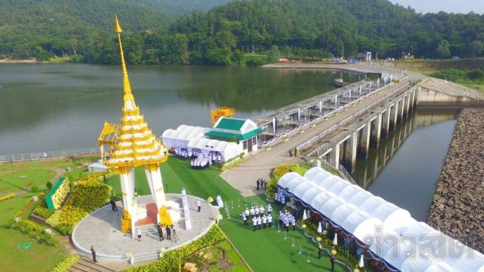 ชาวตากน้อมอาลัยในหลวง ร.9 พร้อมใจวางดอกไม้จันทน์ เนืองแน่นเขื่อนภูมิพล