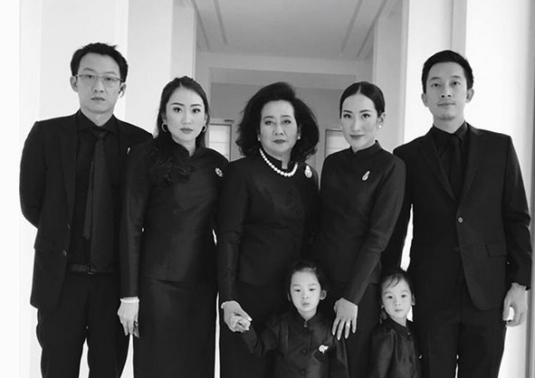 คุณหญิงพจมาน พร้อมครอบครัว วางดอกไม้จันทน์ที่วัดนวลจันทร์
