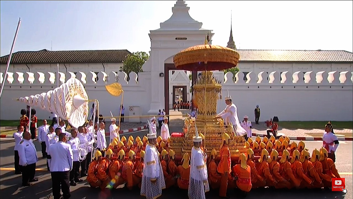 ในหลวงฯทรงอัญเชิญพระบรมโกศโดยริ้วขบวนพระบรมราชอิสริยยศออกจากพระบรมมหาราชวัง
