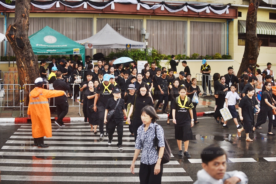 ประชาชนจองพื้นที่รอบสนามหลวง ชมซ้อมริ้วขบวนพระบรมราชอิสริยยศ