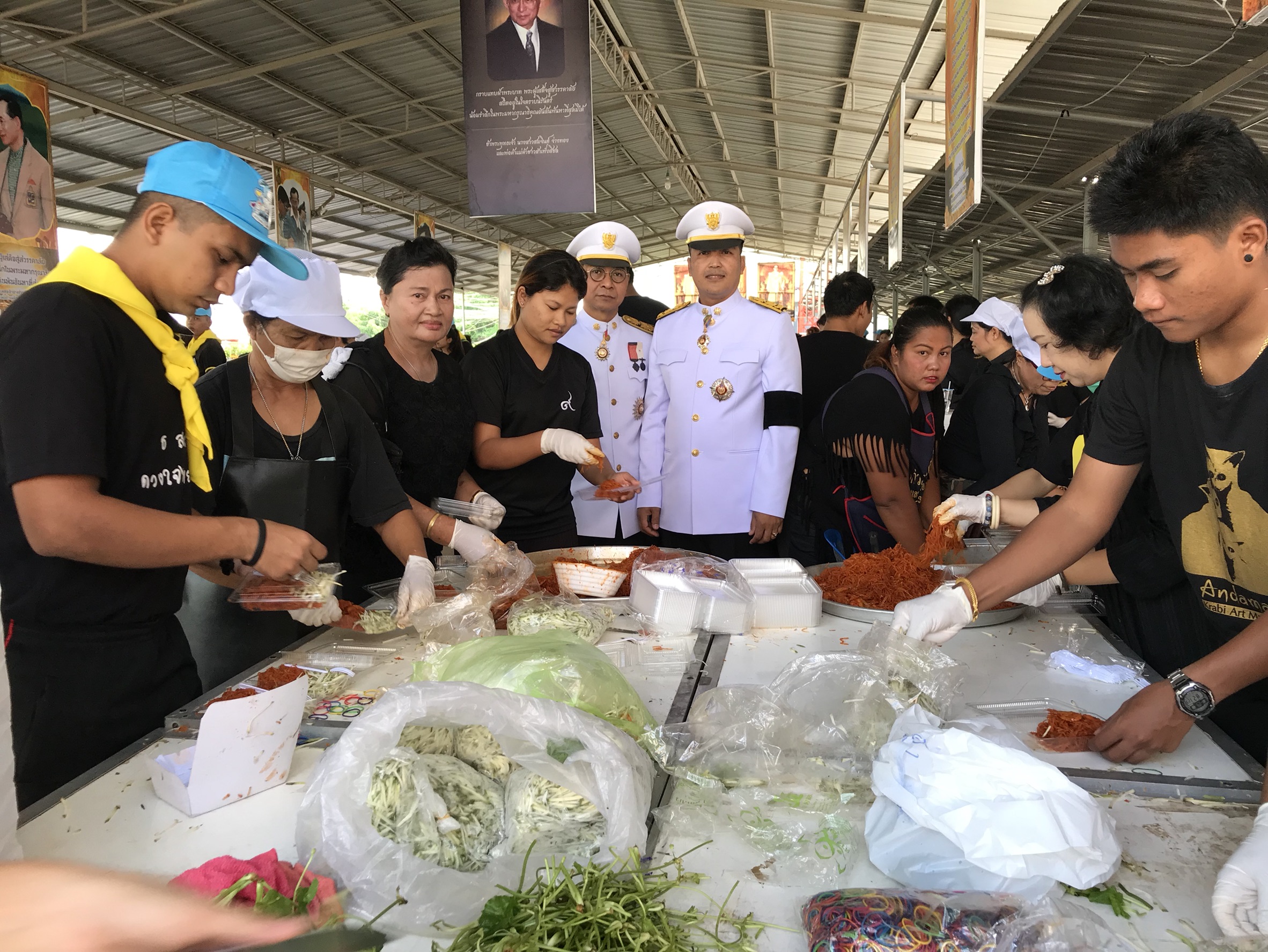 นักธุรกิจสาวเมืองคอนทำอาหารกว่า 30,000 กล่องแจกผู้ร่วมถวายดอกไม้จันทน์
