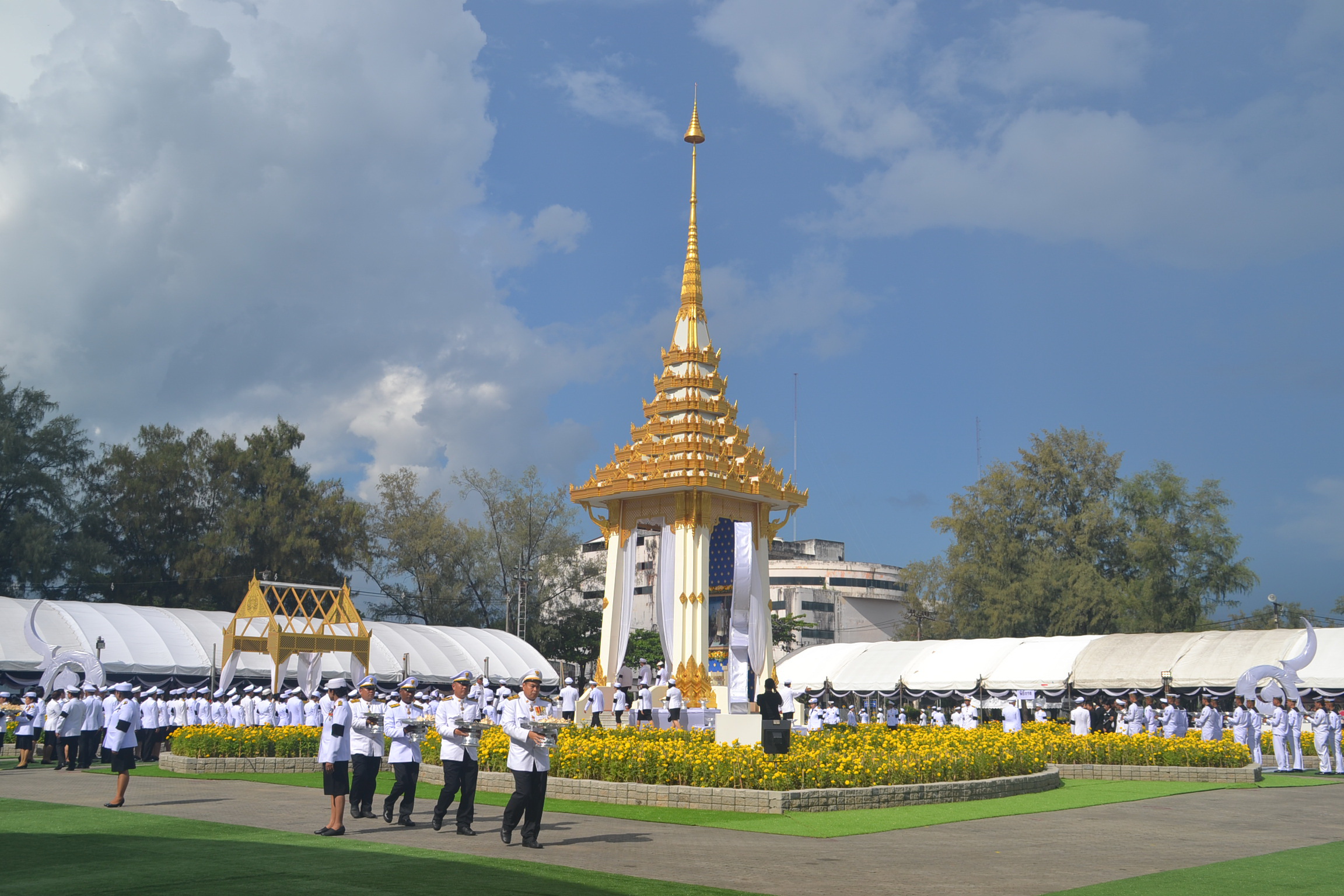 ชาวภูเก็ตนับหมื่นคนทยอยเข้าถวายดอกไม้จันทน์ ณ พระเมรุมาศจำลอง เวทีกลางสะพานหิน