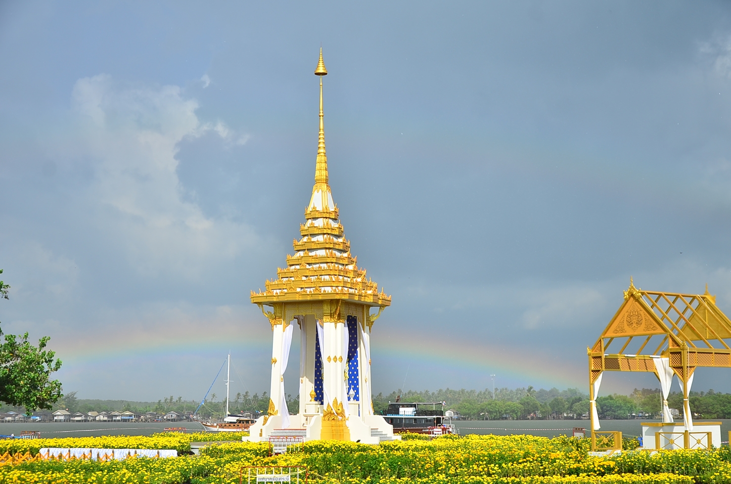 ชาวกระบี่บันทึกภาพรุ้งกินน้ำฉากด้านหลังพระเมรุมาศจำลอง