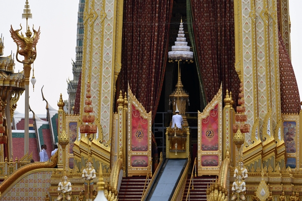 ยิ่งใหญ่สมพระเกียรติ! ประมวลภาพพิธีอัญเชิญพระบรมโกศขึ้นประดิษฐาน ณ พระจิตกาธาน