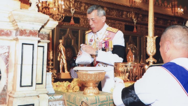 “ในหลวง” ทรงอัญเชิญพระบรมราชสรีรางคาร บรรจุใต้ฐานบัลลังก์พระอุโบสถวัดราชบพิธฯ-วัดบวรฯ