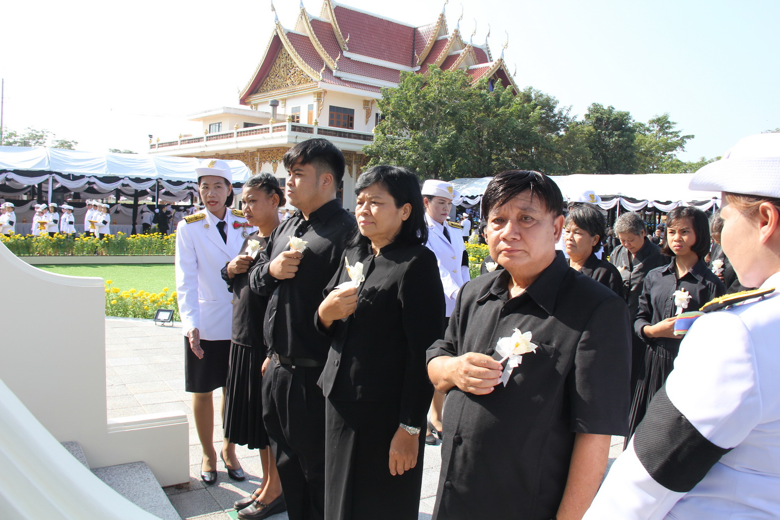 ผู้ว่าฯ หนองคาย นำพสกนิกรประกอบพิธีถวายดอกไม้จันทน์