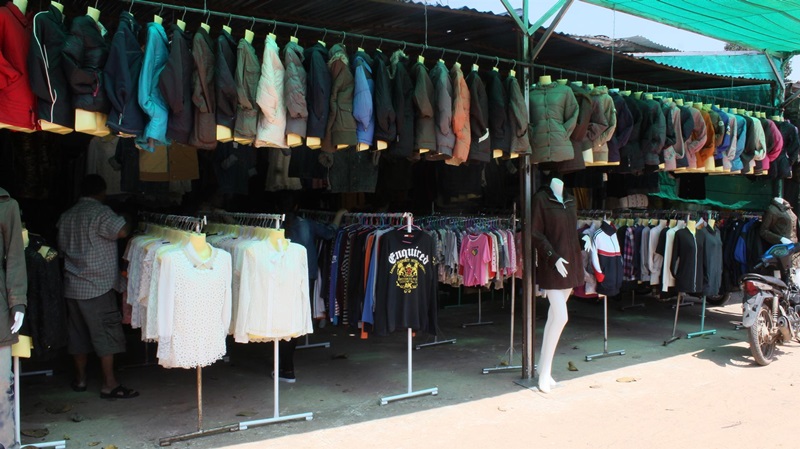 ตลาดเสื้อกันหนาวมือสอง คึกคักรับลมหนาว!  พ่อค้าแม่ค้า เตรียมสต๊อกสินค้าไว้ พร้อมขายแล้ว