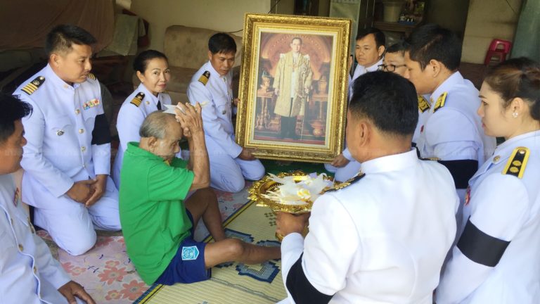 ปีติอัญเชิญพระบรมฉายาลักษณ์ร.9 ถึงบ้านผู้พิการ-คนชรา เพื่อถวายดอกไม้จันทน์