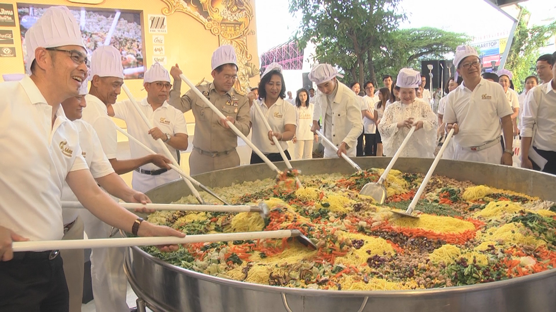 “โคราช” ผัดหมี่ฮ่องเต้เจกระทะยักษ์ แจกจ่ายให้ประชาชนกินฟรีในงานเทศกาลถือศีลกินเจ