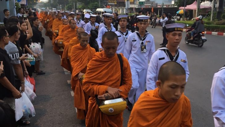 พสกนิกรเนืองแน่นศิริราชทำบุญตักบาตรถวายพระราชกุศล ร.9 สวรรคตครบ 1 ปี