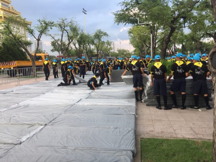 “ในหลวง ร.10” มีรับสั่งให้นำเบาะมาปูให้พสกนิกรนั่ง ทรงกำชับ จนท.อย่าเข้มงวดมากเกินไป
