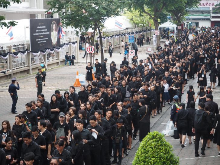 พสกนิกรเนืองแน่น โรงพยาบาลศิริราช ร่วมวางดอกไม้จันทน์ ถวายความอาลัยในหลวง ร.9