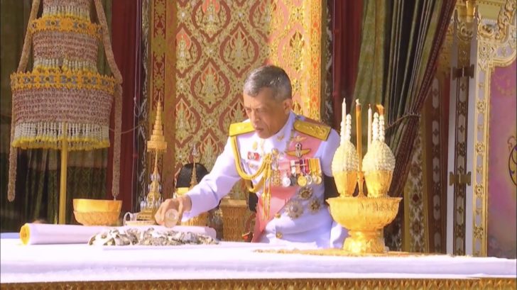 สมเด็จพระเจ้าอยู่หัว ทรงเก็บพระบรมอัฐิในหลวง ร.9