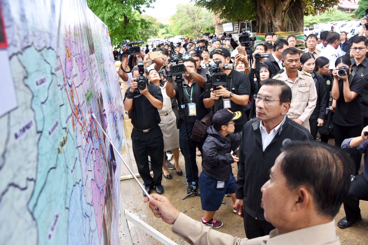 “พล.อ.ฉัตรชัย” ขึ้น ฮ.บินสำรวจการระบายน้ำเจ้าพระยา ชี้ รุนแรงน้อยกว่าปี 54 มาก!