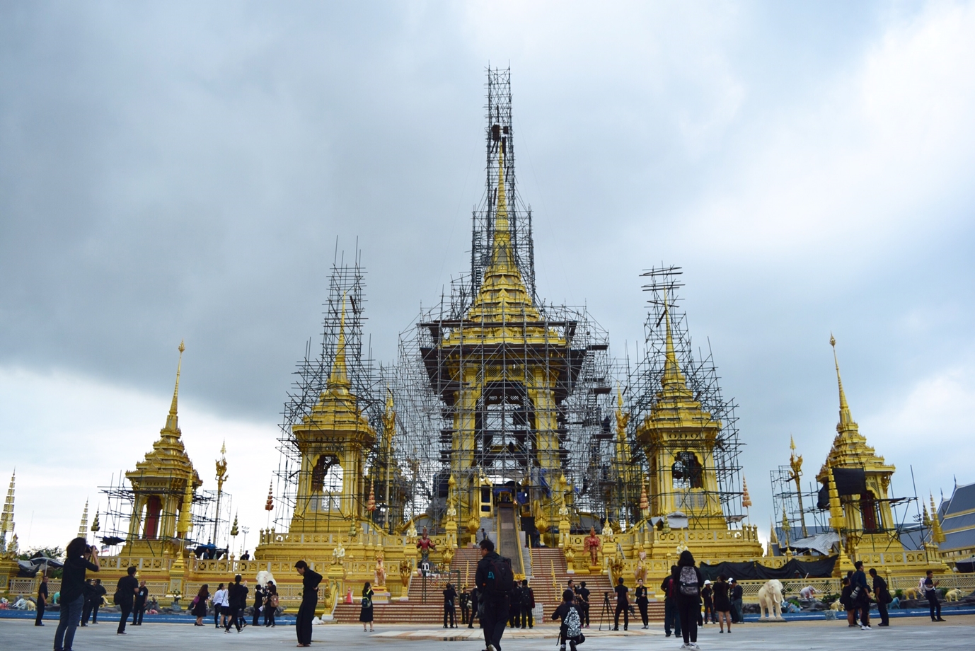 การก่อสร้างพระเมรุมาศคืบหน้า 98.6% “ธนะศักดิ์” เผยอีก 3 วันรื้อนั่งร้าน