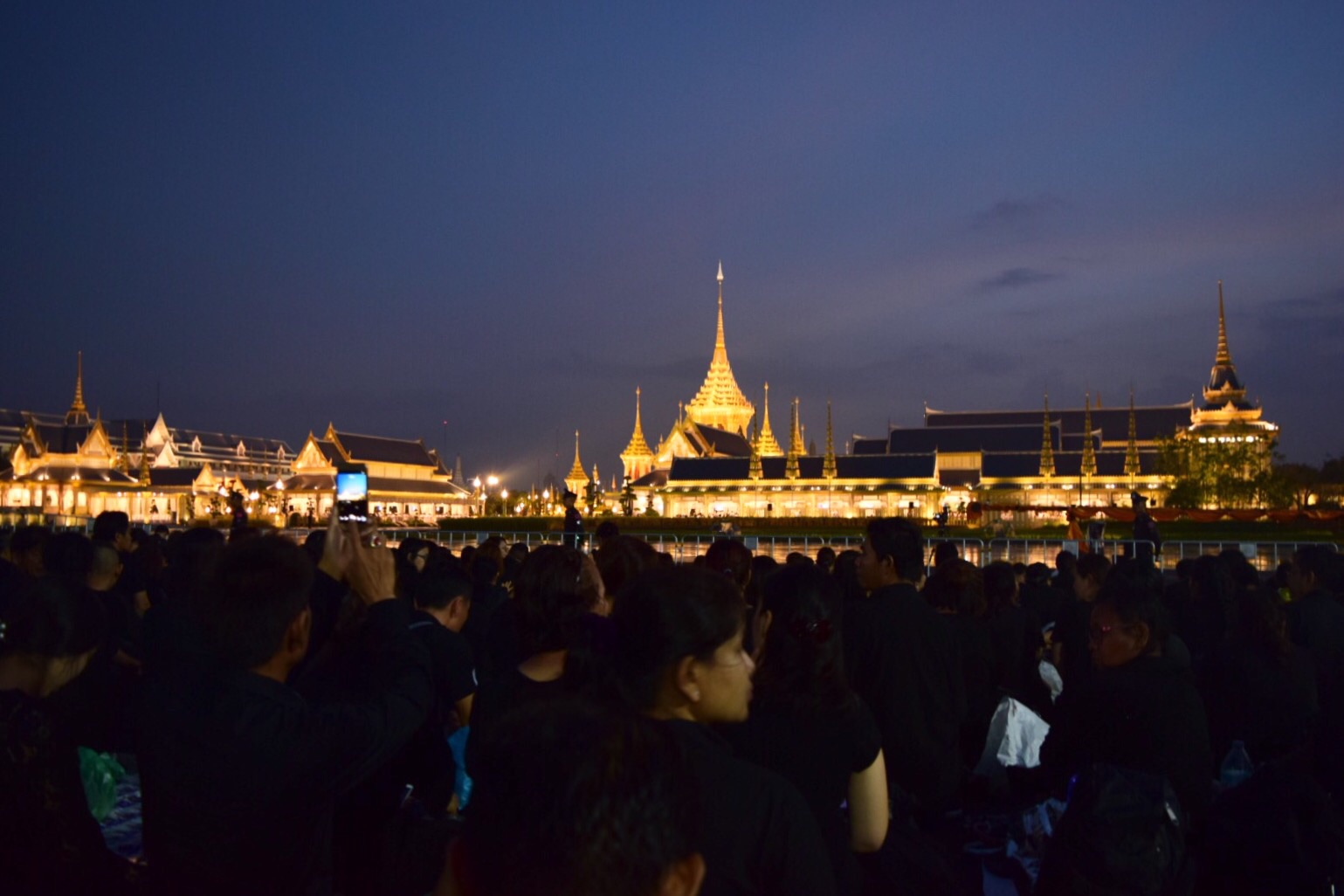 ประชาชนยังปักหลักเต็มพื้นที่สนามหลวง แม้มีฝนตกลงมาก็ไม่ท้อ