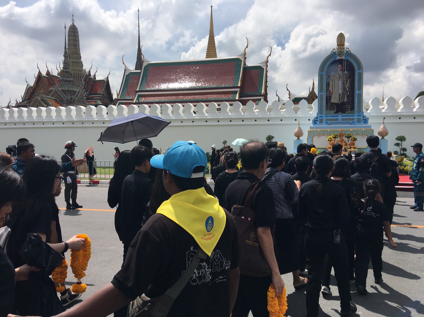 พสกนิกรใช้โอกาสวันหยุด กราบสักการะพระบรมฉายาลักษณ์ ร.9 ไม่ขาดสาย