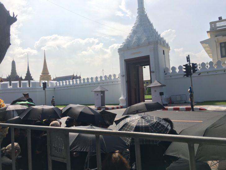 ประชาชนเฝ้าชมพระราชพิธีอัญเชิญพระโกศพระบรมอัฐิ เต็มสองข้างทางถนนหน้าพระบรมมหาราชวัง