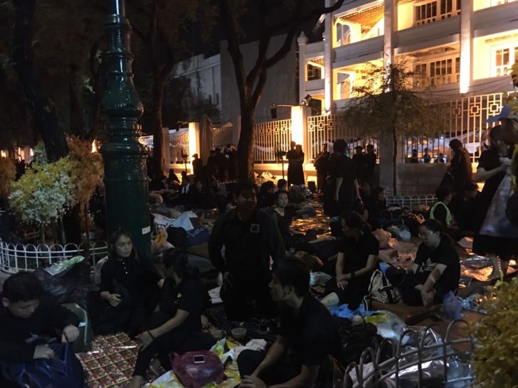 ประชาชนยังคงปักหลัก รอชมริ้วขบวนพระบรมราชอิสริยยศที่ 4 เชิญพระบรมอัฐิ