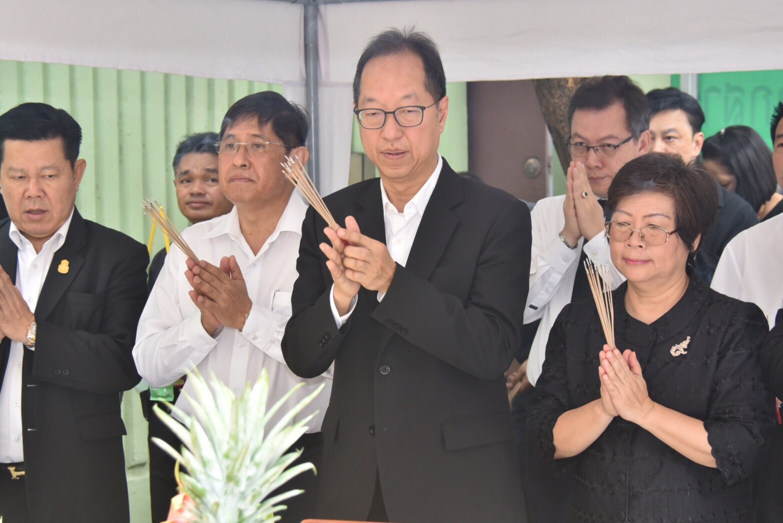ปลัดป้ายแดง! “พสุ โลหารชุน ” ปลัดอุตสักการะสิ่งศักดิ์สิทธิ์ก่อนเข้าทำงาน