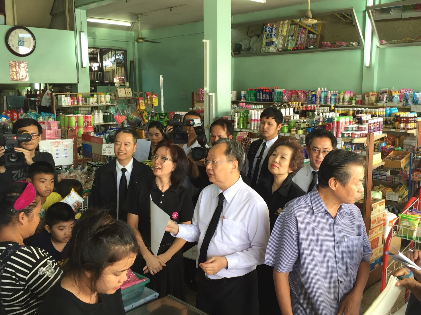 รมช.พาณิชย์เดินสายลงพื้นที่ตรวจร้านธงฟ้าประชารัฐห้วยขวาง