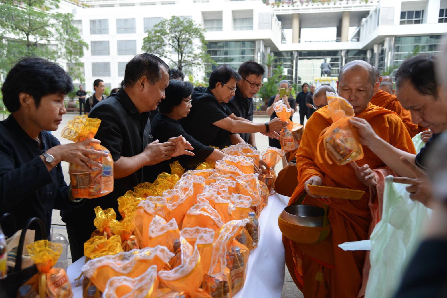 พาณิชย์จัดพิธีบำเพ็ญกุศลเพื่อถวาย พระราชกุศลครบรอบ 1 ปีการสวรรคต