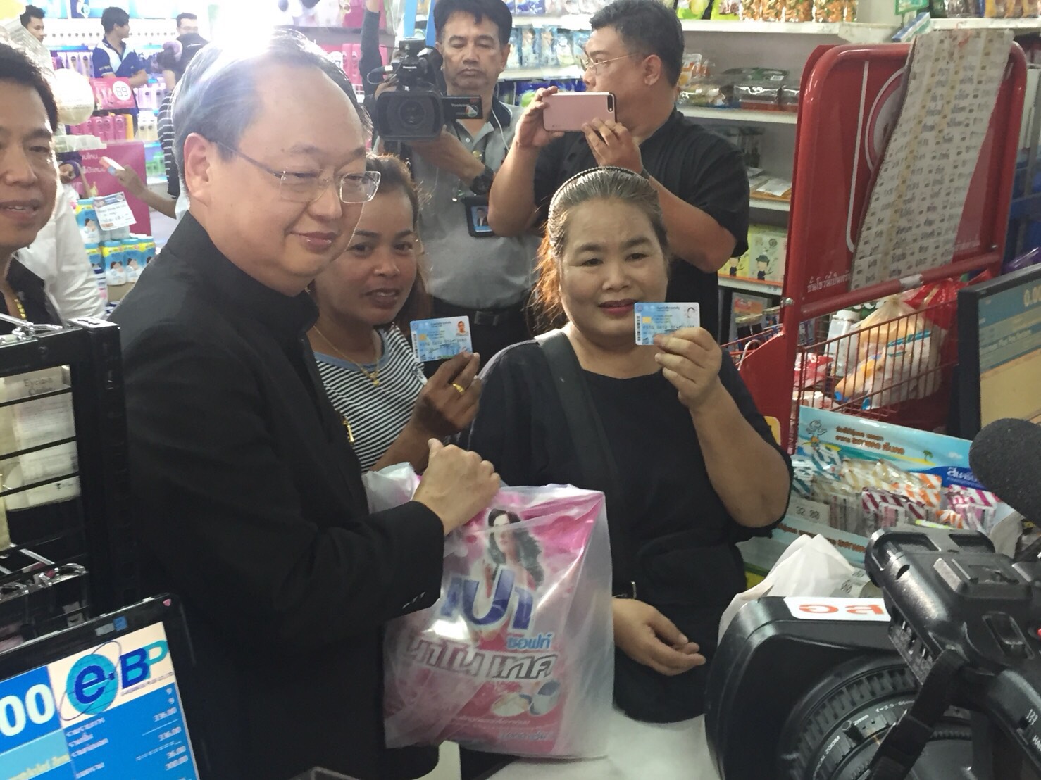 พาณิชย์เกาะติดการใช้บัตรสวัสดิการแห่งรัฐในกทม. ดีเดย์! วันแรกไร้ปัญหา