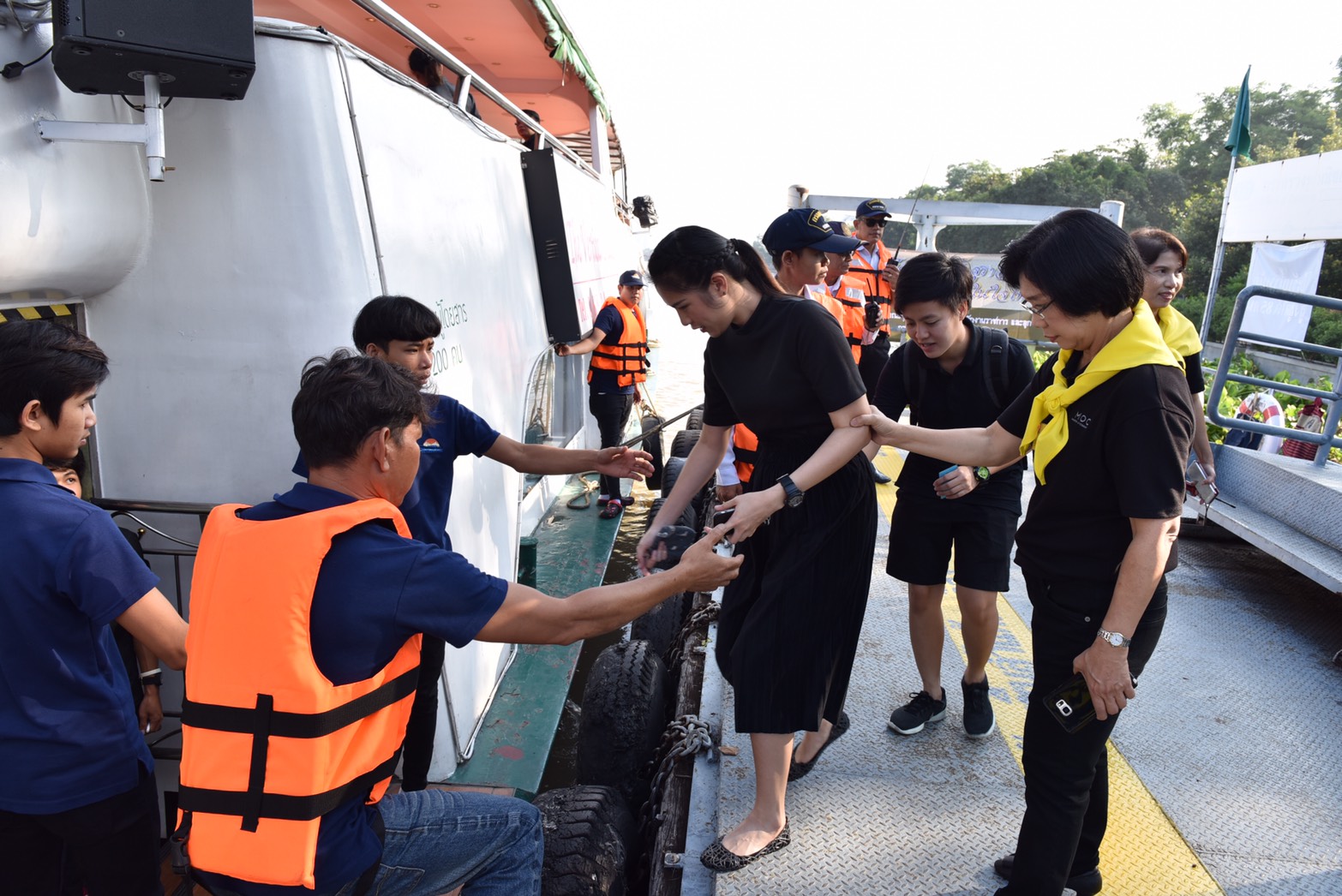 “จิตอาสาก.พาณิชย์-กรมเจ้าท่า-สมาคมเรือไทย” จัดเรือโดยสารอำนวยความสะดวกปชช. ร่วมพิธีถวายพระเพลิงฯ ในหลวงร.9