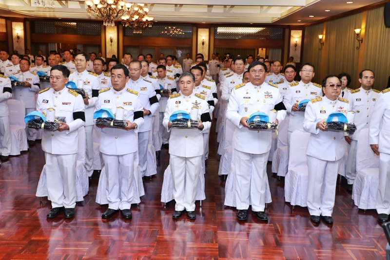 ร.10โปรดเกล้าฯมอบสิ่งของพระราชทานให้แก่จิตอาสาเฉพาะกิจฯ งานพระราชพิธีถวายพระเพลิงพระบรมศพ