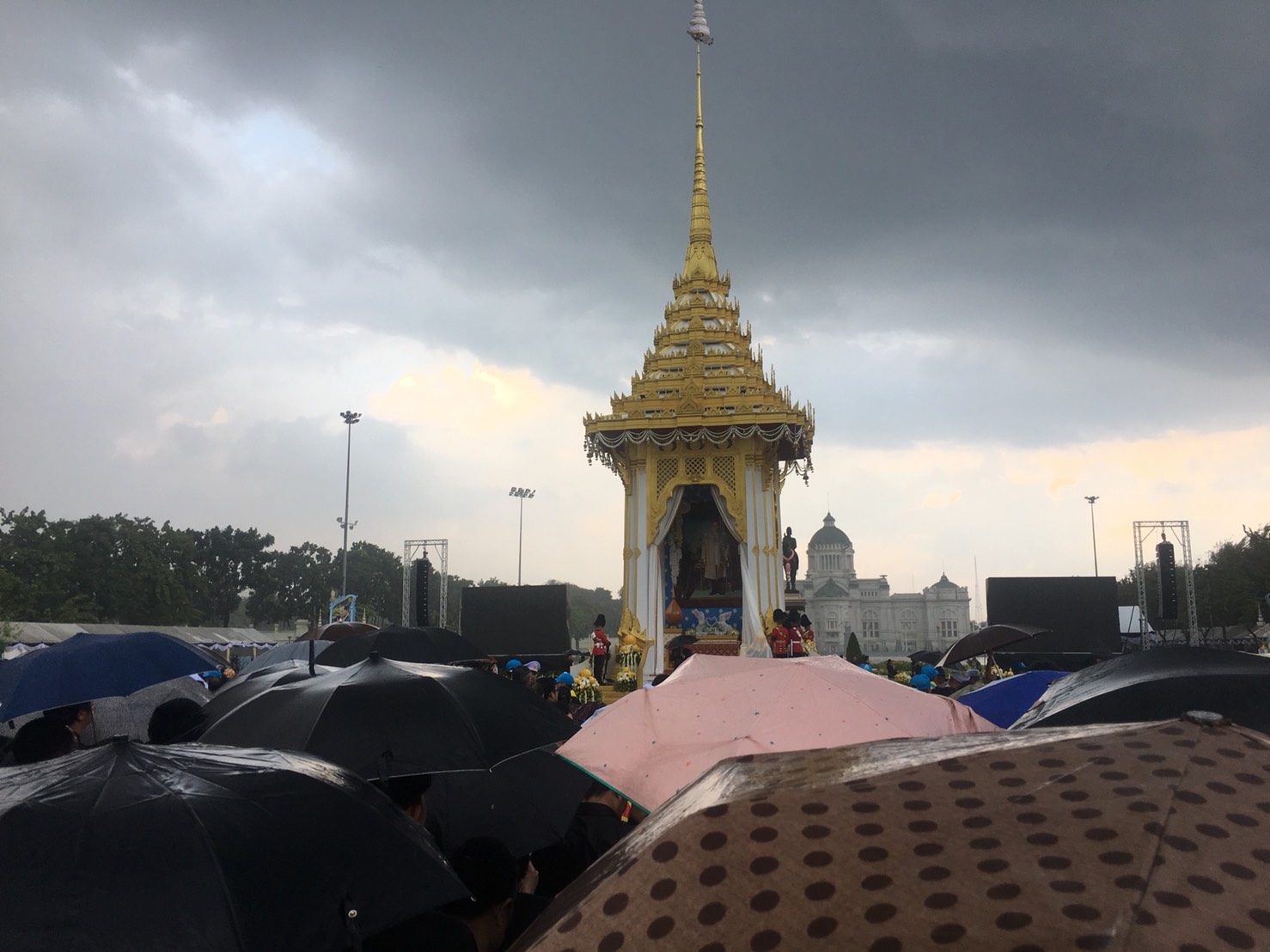 ฝนกระหน่ำสนามหลวง-ลานพระบรมรูปฯ หลังเสร็จพระราชพิธีอัญเชิญพระโกศ
