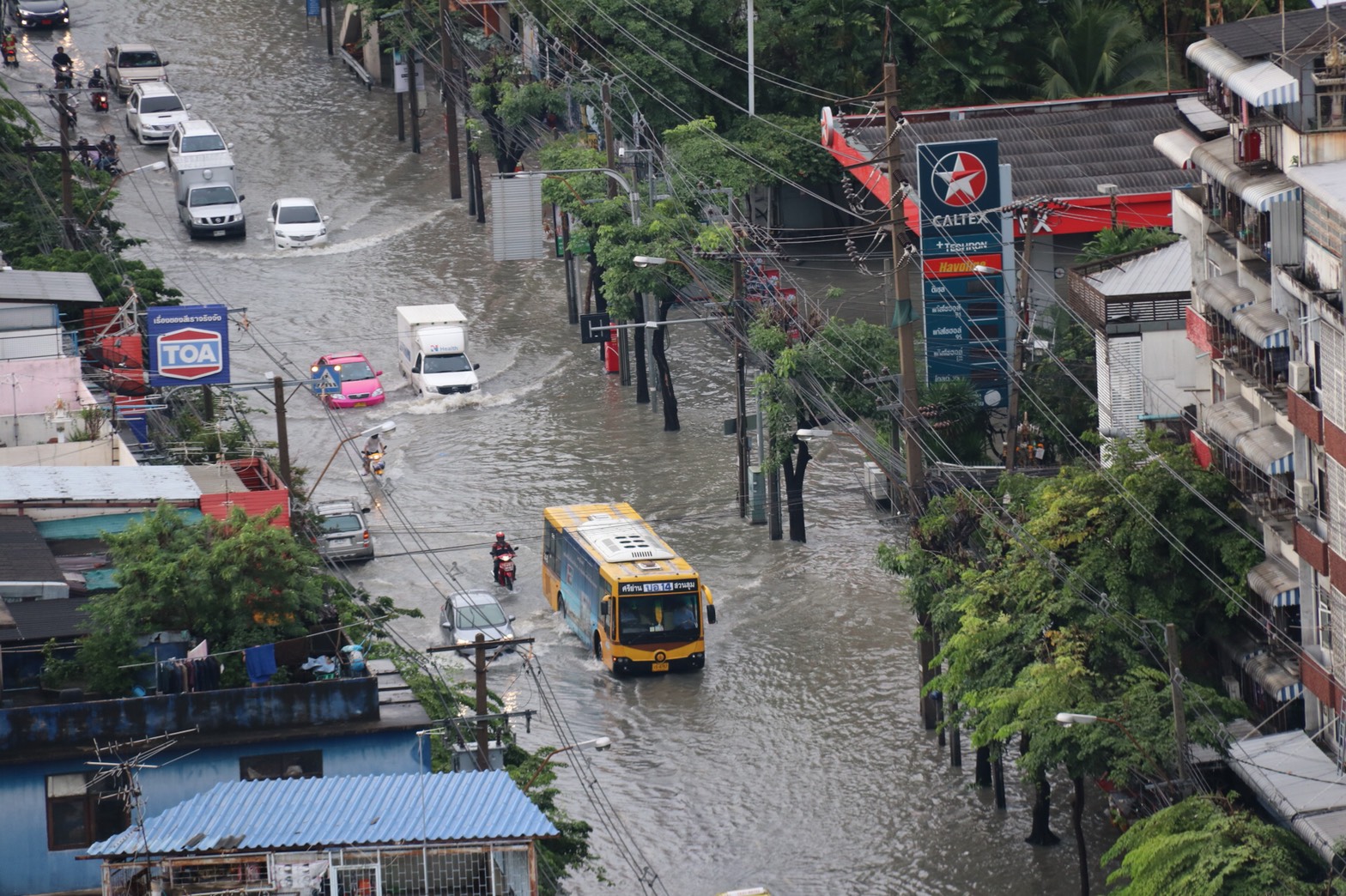ฝนถล่มหนักทำน้ำท่วม ถ.ราชปรารภ-ซอยรางน้ำ