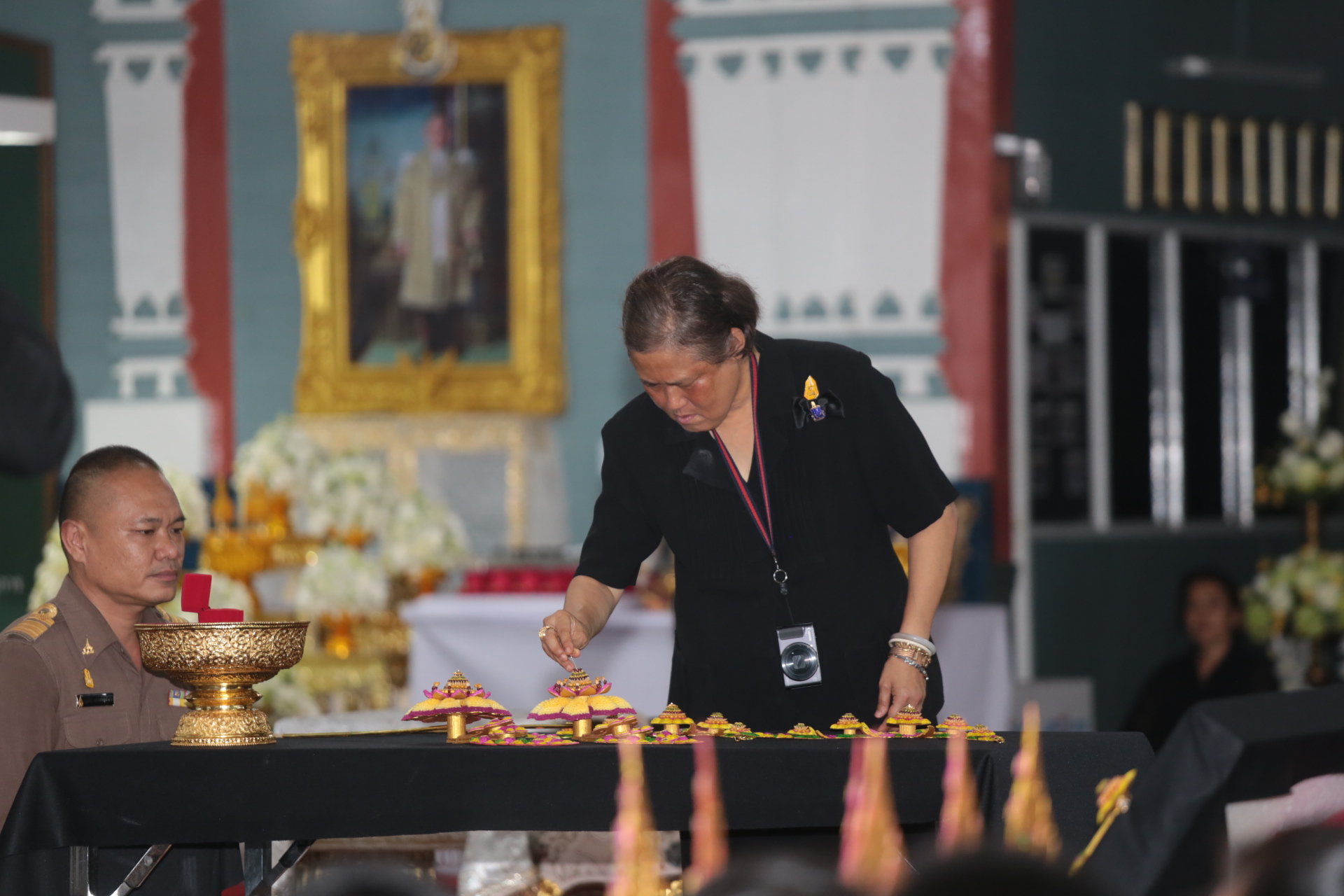 สมเด็จพระเทพฯ ทอดพระเนตรการจัดทำเครื่องสดประดับพระจิตกาธาน