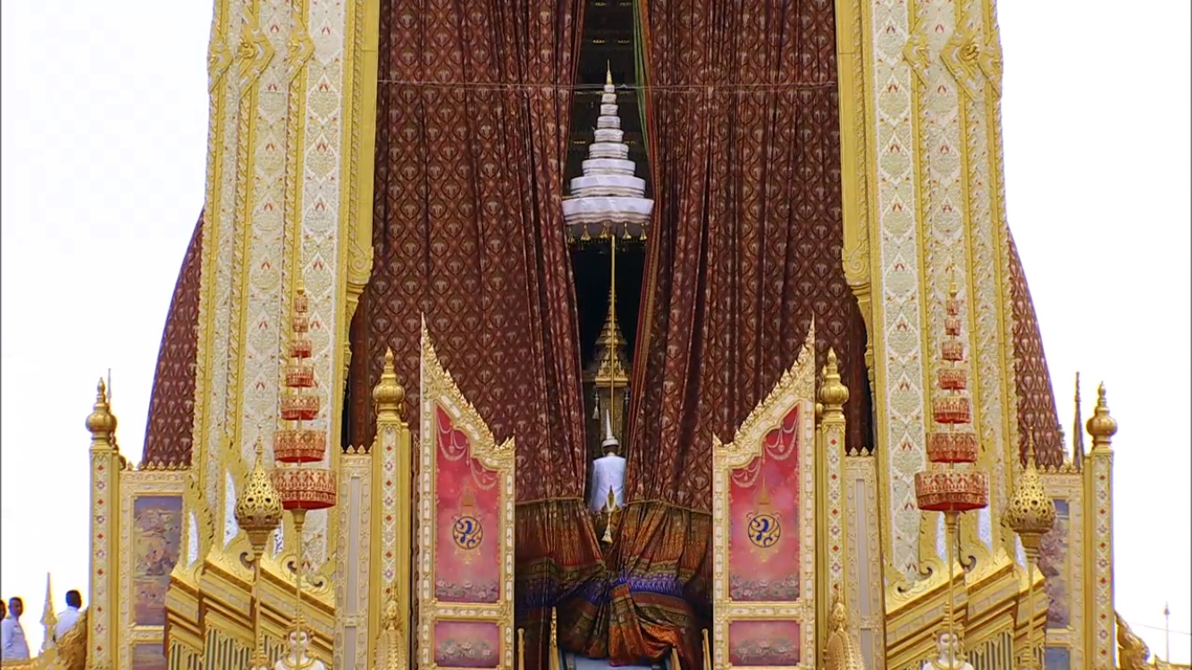 อัญเชิญพระบรมโกศขึ้นประดิษฐานบนพระจิตกาธานในพระเมรุมาศ