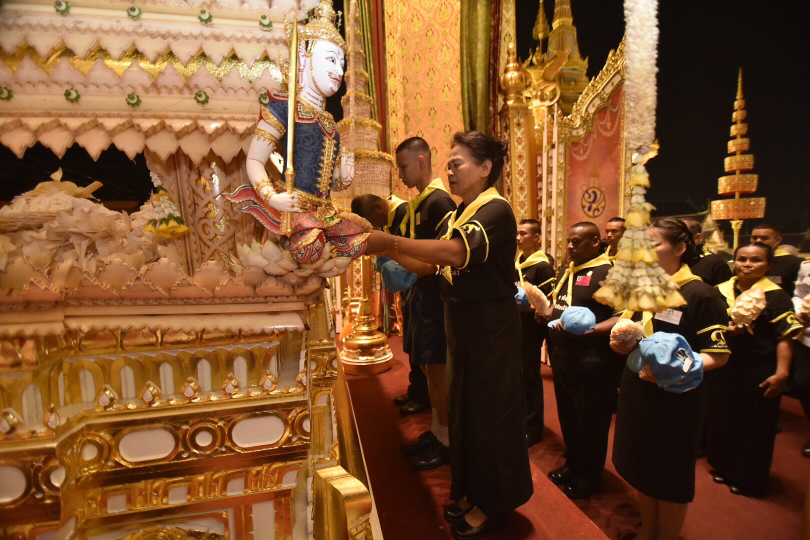 ร.10 โปรดเกล้าฯ ตัวแทน 33 จิตอาสาจากทั่วประเทศ เชิญพานดอกไม้จันทน์