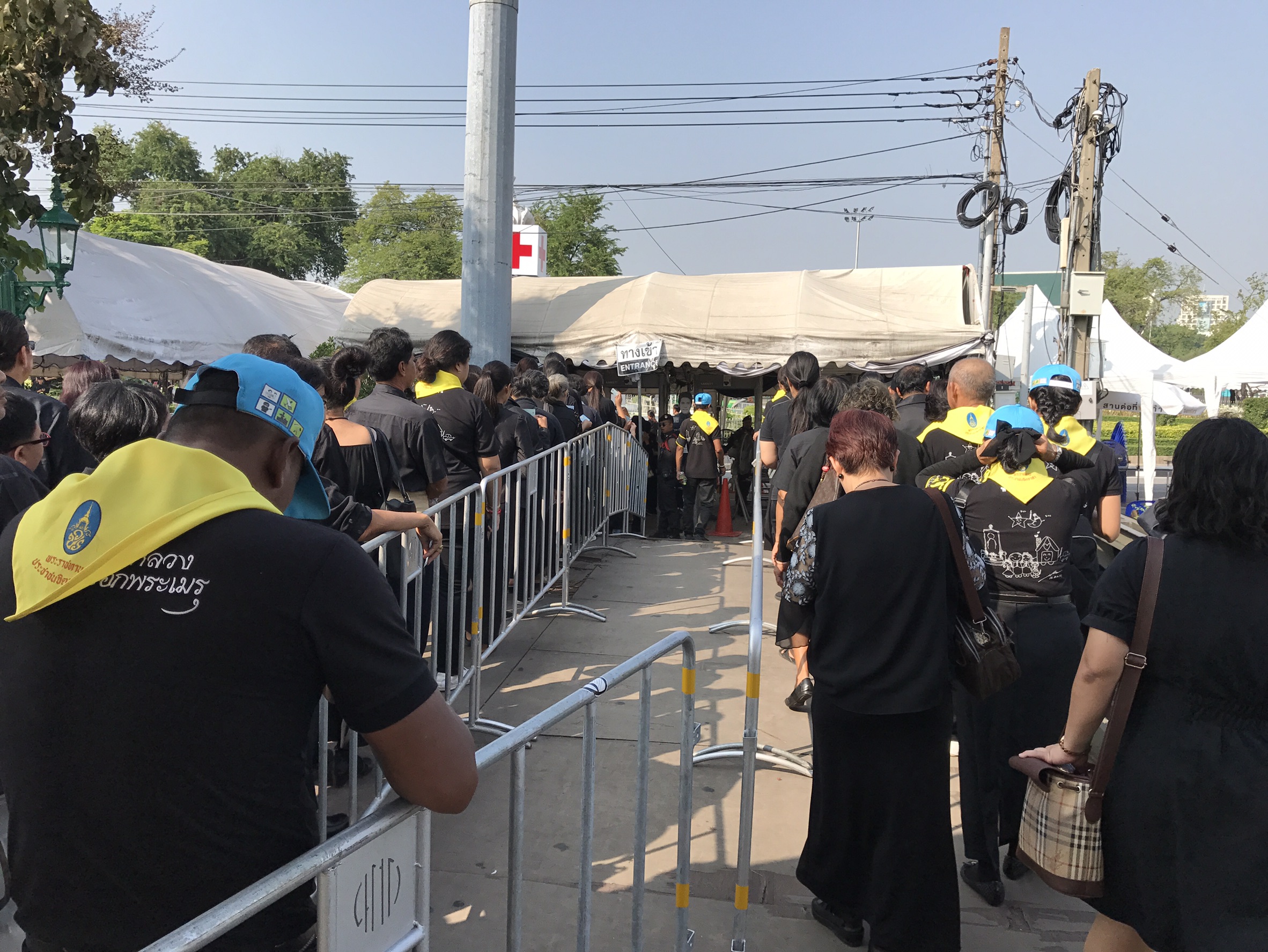 พสกนิกรจับจองที่นั่งเต็มบริเวณหน้าศาลฎีกาตั้งแต่เช้า รอชมริ้วขบวนที่ 6 เวลา 16.30 น.