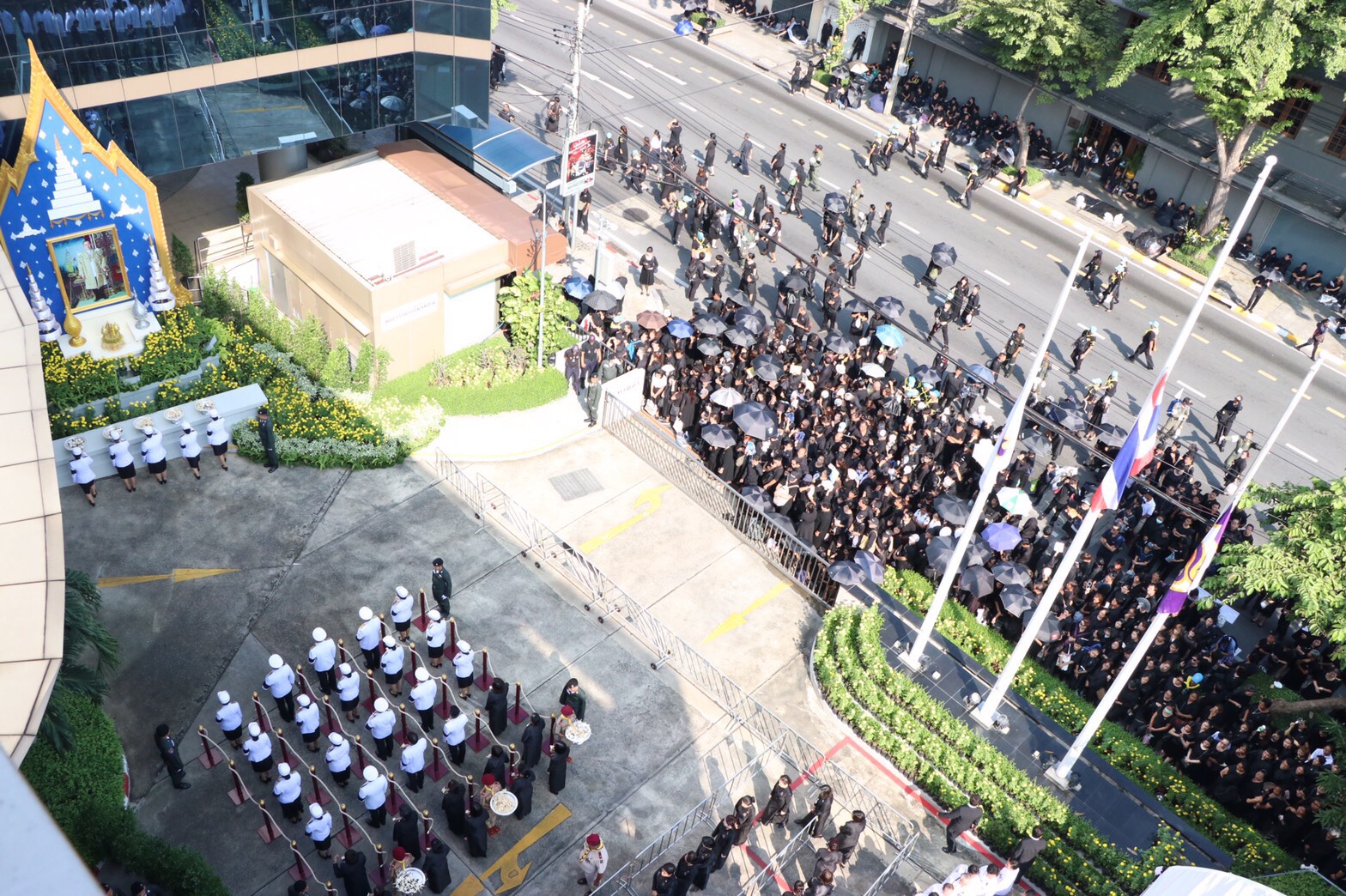 ประชาชนร่วมถวายดอกไม้จันทน์ ณ ซุ้มหน้าอาคารการบินไทย หลานหลวง