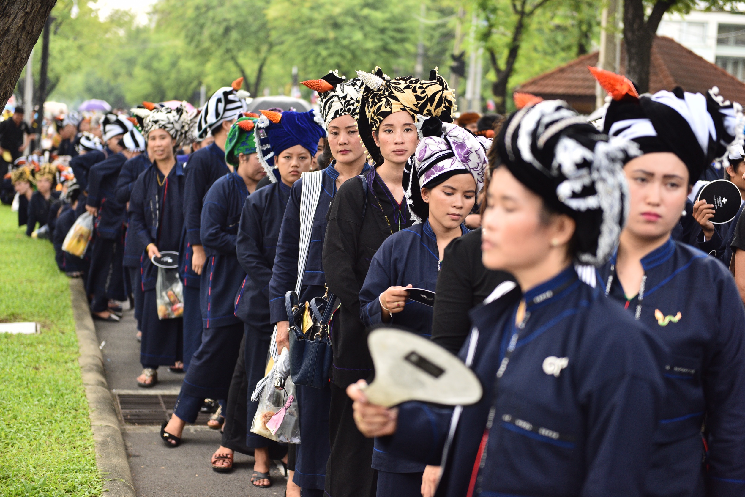 ชาวปะโอแม่ฮ่องสอน ร่วมวางดอกไม้จันทน์ถวายอาลัย ซาบซึ้งในหลวงร.9 ช่วยให้ความเป็นอยู่ดีขึ้น