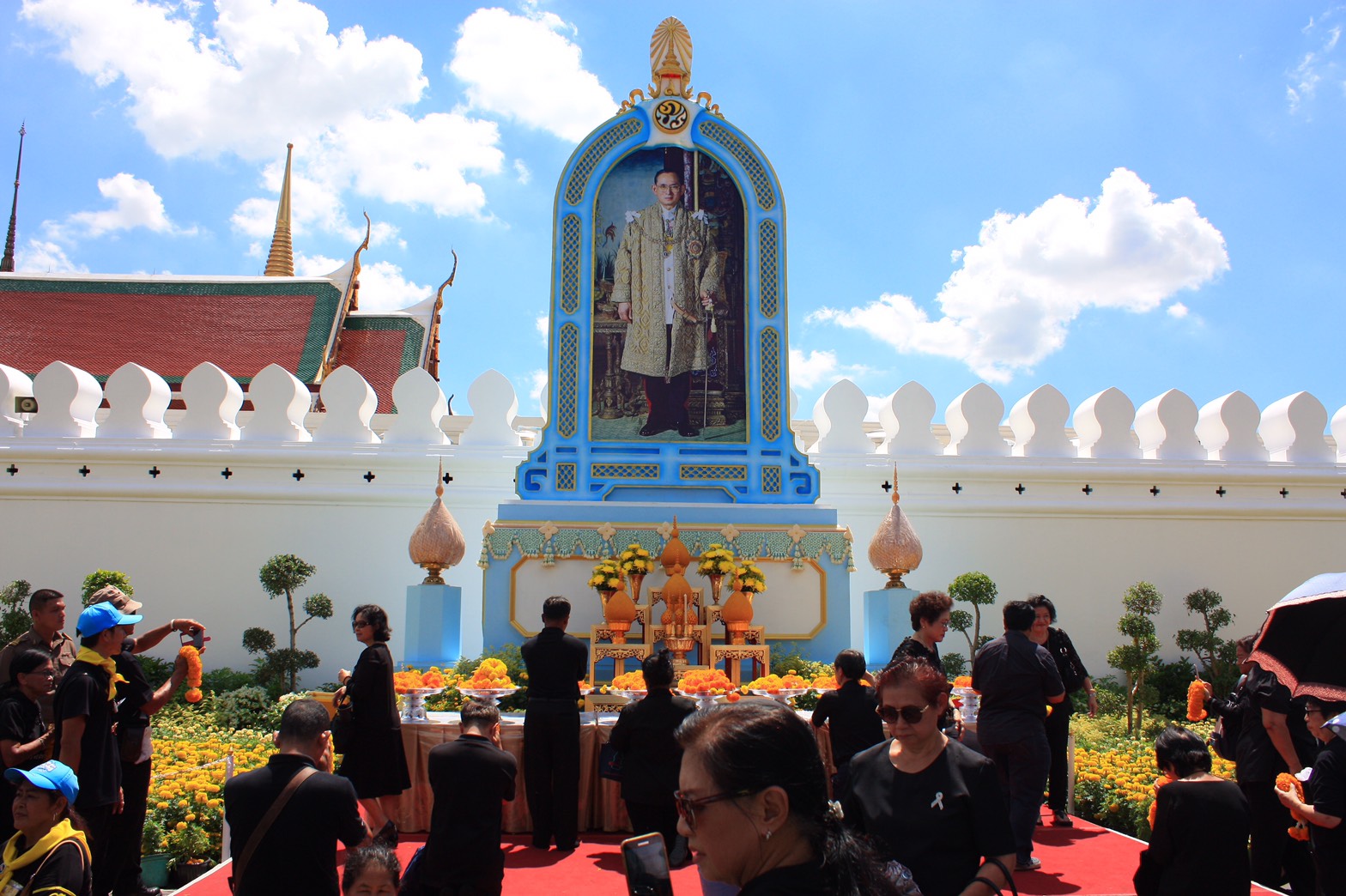 กอร.พระราชพิธีฯ ชี้แจง ยังเปิดให้ประชาชนเข้าถวายพวงมาลัยดอกไม้สดตามปกติ